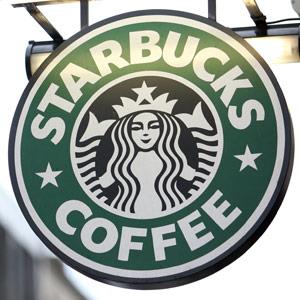 Logo: A Starbucks Corp. sign is displayed outside a coffee shop in London, U.K. / Chris Ratcliffe/Bloomberg via Getty Images