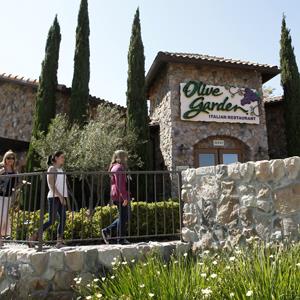 People walk into an Olive Garden restaurant in Huntington Beach, Calif. on June 19, 2012 (© Jae C. Hong/AP Photo)