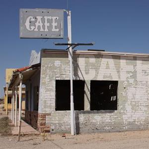 A disused cafe in a ghost town off Highway I40 in Arizona on September 3, 2008 (© Nina Raingold/Getty Images)
