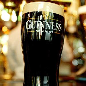 Pints of Guinness in a London pub on March 1, 2004 (© Peter Macdiarmid/Reuters)