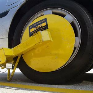A 'Denver Boot' wheel lock attached to a car at Chicago's O'Hare International Airport (© Tim Boyle/Getty Images)