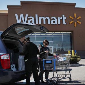 Shoppers put bags in a car at a Walmart store in Valley Stream, NY, on March 29, 2011 (© Spencer Platt/Getty Images)