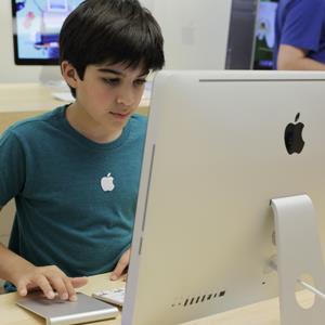Apple customer Shayan Hooshmand, 11, uses a 21.5-inch iMac at an Apple store in Palo Alto, Calif. on July 19, 2012 © Paul Sakuma/AP Photo