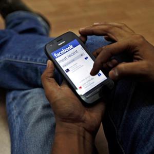 Smartphone user © Bloomberg via Getty Images