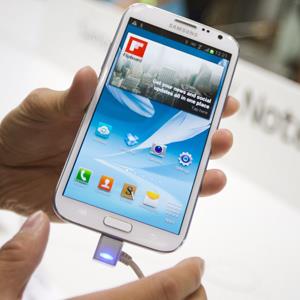 A man holds a Samsung Galaxy Note II at the IFA consumer electrictronics fair in Berlin on Aug. 30, 2012 © Markus Schreiber/AP Photo