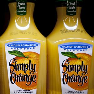 Coca-Cola Co.'s Simply Orange brand orange juice in a supermarket in Princeton, Illinois (© Daniel Acker/Bloomberg via Getty Images)