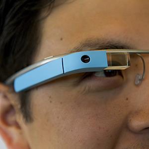 Google's Ray Liu demonstrates Project Glass glasses in San Francisco © David Paul Morris/Bloomberg via Getty Images