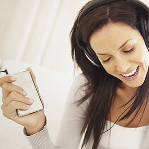 Woman listening to music on her headphones (© nicolas hansen/E+/Getty Images)