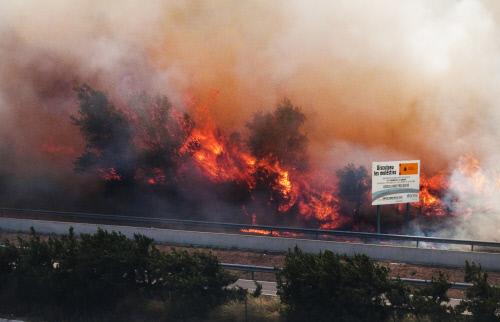 Llamas devorando el bosque junto a la carretera de La Jonquera el domingo 22 de julio de 2012. Foto: GTres