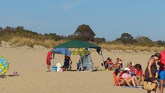 Familia en la playa. Carme Chaparro
