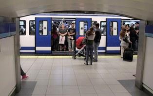 Trabajadores en el metro de Madrid intentando llegar a su puesto de trabajo. Foto: GTRes