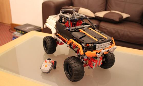 Lego Technic 4x4 Crawler 9398 front (c) CJ Hubbard / Motoring Research