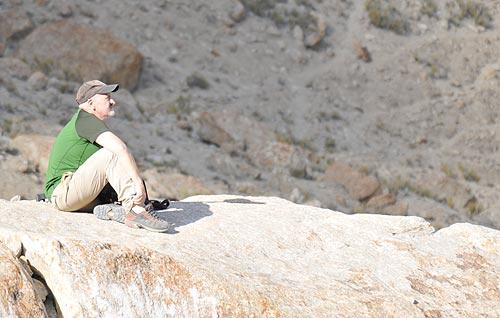 Sebastián Álvaro, en Paiyu, contemplando la grandeza del Baltoro. Foto: Ana Marcos