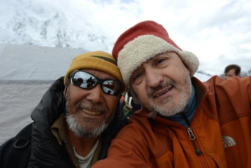 Con Little Karim haciendo el trekking del Baltoro. Foto: Sebastián Álvaro