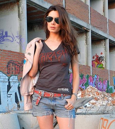 Camiseta Metalhead, cazadora Blanco, short Levi's