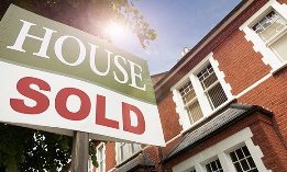 Sold sign in front of house (© Nick White/Cultura/Getty Images)