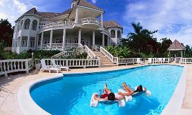 Couple floating in pool (© Carl & Ann Purcell/Corbis)