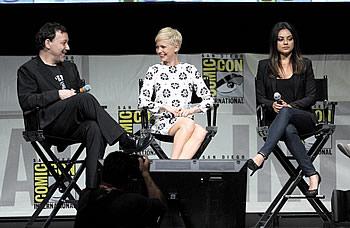 Sam Raimi, Michelle Williams y Mila Kunis/AFP