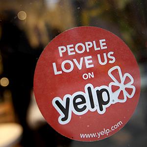 The Yelp Inc. logo in the window of a restaurant in New York on March 1, 2012 (© Scott Eells/Bloomberg via Getty Images)