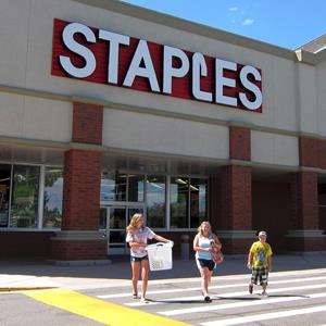 People leave a Staples store in Broomfield, Colorado (© Rick Wilking/Newscom/Reuters)