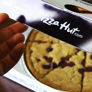 Credit: © Pizza Hut via Twitter at http://aka.ms/Gzxmok
Caption: Pizza Hut’s Ultimate Hershey’s Chocolate Chip cookie