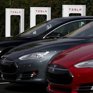 Tesla Model S sedans outside of the Tesla Factory on August 16, 2013 in Fremont, Calif. (© Justin Sullivan/Getty Images)