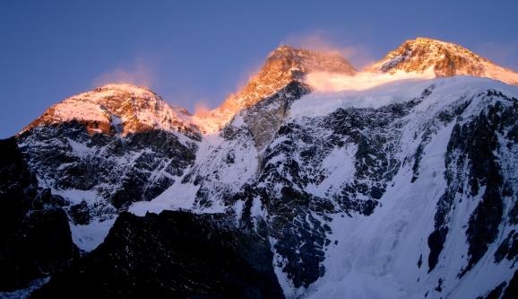 Atardecer en la vertiente oeste del Broad Peak. Foto: Sebastián Álvaro