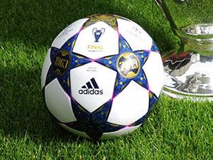 (adidas)