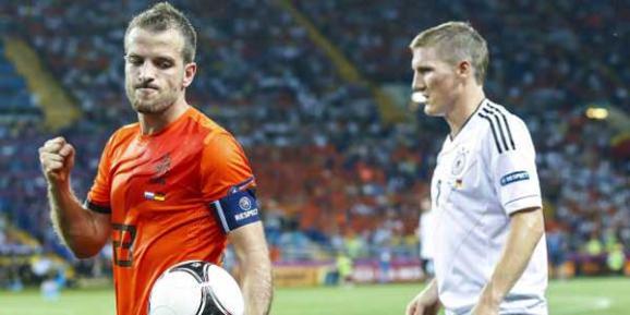 Frust pur: Rafael van der Vaart schlägt auf den Ball (Bild: imago)