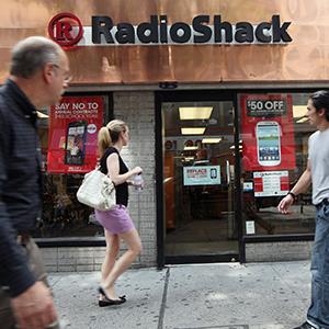 People walk past a RadioShack store in Manhattan on July 26, 2012 in New York City (© Mario Tama/Getty Images)
