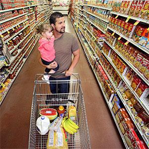 Dad and daughter at grocery store. © Katrina Wittkamp, Lifesize, Getty Images