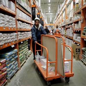 A customer pushes a cart through a Home Depot Inc. store in Washington, D.C. on Nov. 12, 2012 (© Andrew Harrer/Bloomberg via Getty Images)