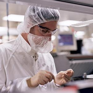 A stent inspection at Abbott Vascular’s manufacturing plant
© Abbott Laboratories